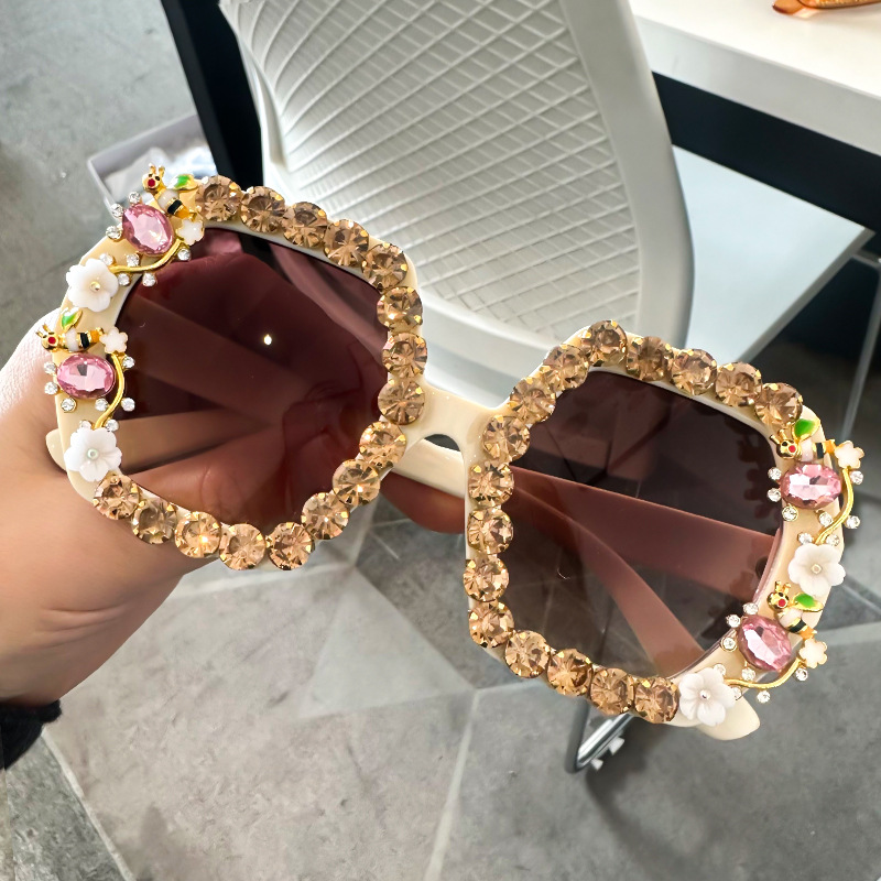 Large Frame Sunglasses Women's - Street Fashion Photoshoot recension och pris